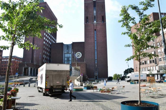 Selv om stadig flere tjenester utføres av sykkelbud og elektriske varevogner, er man fortsatt helt avhengig av lastebiler for å ta de tyngste løftene - også i Oslo sentrum. Foto: Stein Inge Stølen
