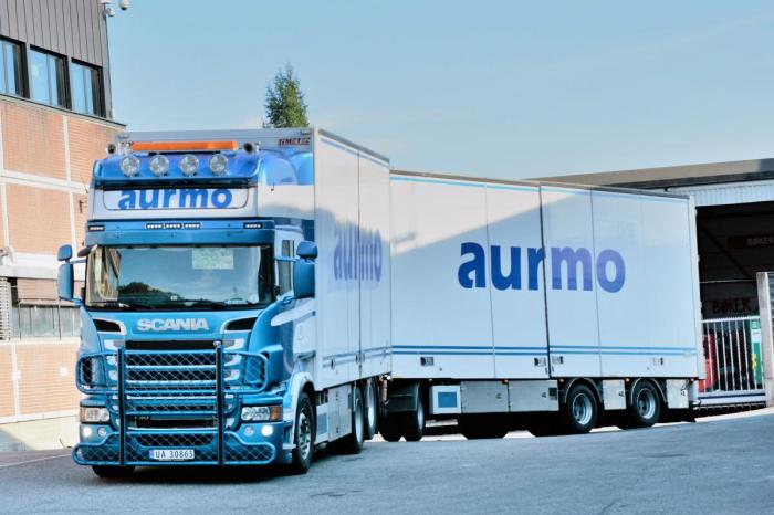 Fargene til Aurmo Transport er for mange et kjent syn. Bilene fra Lom kjører over hele landet med absolutt alt mulig i lasterommet. Foto: Lars Thorvaldsen