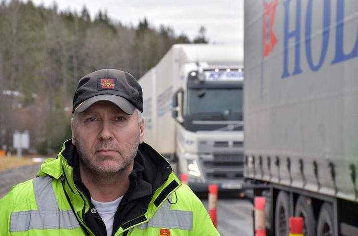 Øyvind Ivar Grotterød ved Statens vegvesen på Svinesund ser mange utrangerte lastebiler som passerer over grensen. Foto: Stein Inge Stølen