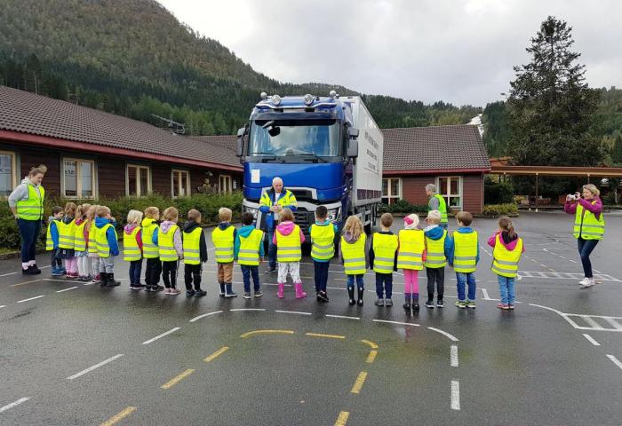 Her viser regionsjef Jan Ove Halsøy frem blindsonene på lastebilen til barn på Flatene skule i Førde. Foto: NLF
