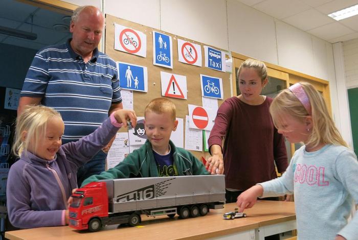 Forbundsleder Tore Velten lærer opp barna i trafikksikkerhet. Foto: NLF