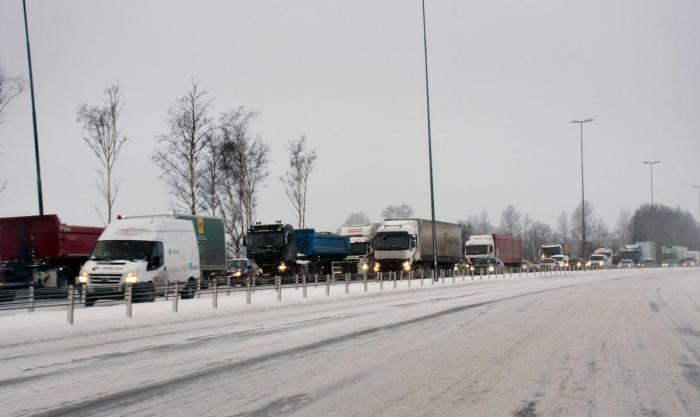 Her står trafikken bom stille på E6 nordgående på grunn av den bulgarske lastebilen. Foto: Stein Inge Stølen