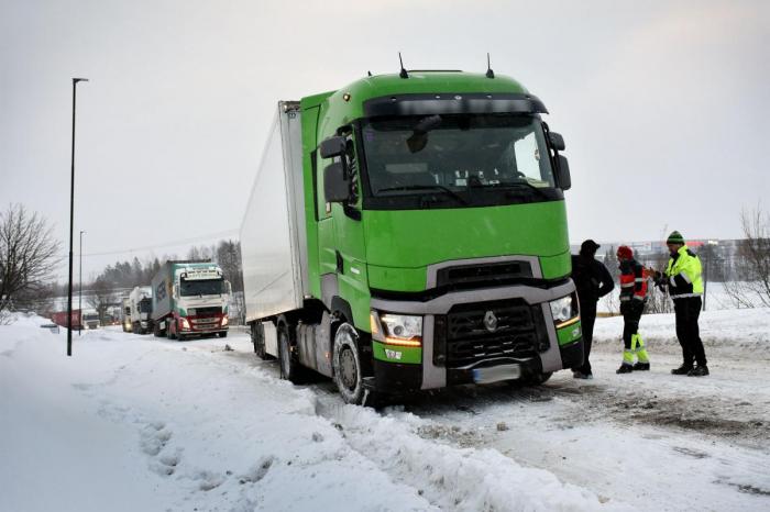 Godt hjulpet av kollegaer i norske selskaper, og til slutt en traktor, kom dette bulgarske vogntoget seg til slutt videre. Da hadde E6 nord for Oslo nærmest stått stille i to timer. Foto: Stein Inge Stølen
