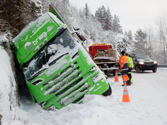 Dette blir heldigvis et sjeldnere og sjeldnere syn på norske veier. Det har aldri vært så få lastebilulykker som i 2015. Foto: Tore Bendiksen