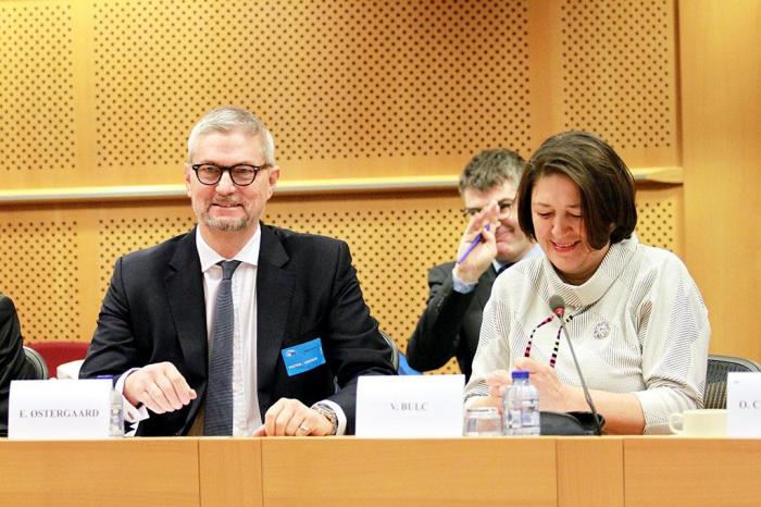 Administrerende direktør i DTL Erik Østergaard, her sammen med EUs kommissær for transport, Violetta Bulc. Foto: John Larsen / DTL