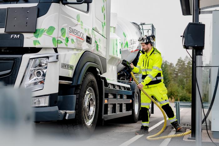 LADESTASJONER: Under Transportkonferansen vil kapasitet og fremdrift i utbygging av ladeinfrastruktur være et viktig tema.  Foto: Volvo Trucks Norge