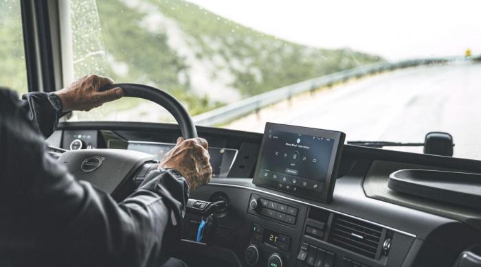 Hvis ikke et 12-tommers digitalt instrumentpanel er nok, kan du bestille bilen med et 9-tommers sidepanel i tillegg. Foto: Volvo Trucks