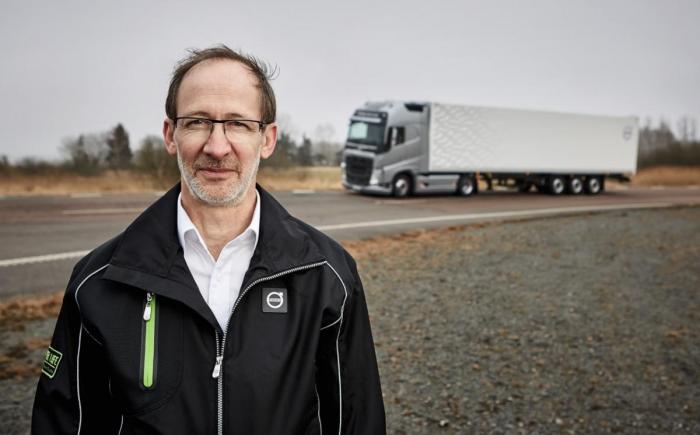 Carl Johan Almqvist er trafikk- og produktsikkerhetssjef i Volvo Trucks. Han håper lovverket etter hvert følger deres eksempel og innfører obligatorisk nødbrems som stanser kjøretøyet fullstendig ved behov. Foto: Volvo Trucks