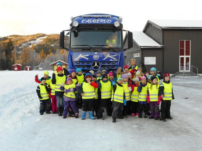 Kaugerud Transport stiller jevnlig opp for å lære barn om blindsoner, som her på Eggedal barneskole i 2017. Torolf sitter selv bak rattet. Foto: Irene Uhlen Wærsted
