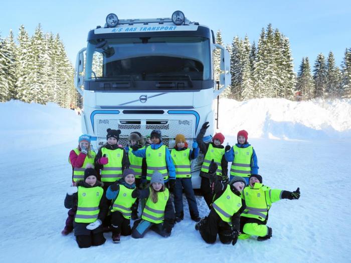 Barna ved Tydal barne- og ungdomsskole i Trøndelag er klar i sin tale. Dette har vært en positiv opplevelse! Foto: Roar Melum