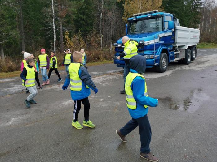 Her demonstrerer forbundsleder Tore Velten blindsoner for engasjerte elever på Koppang Skole i oktober sammen med Olsbakk Transport. Foto: Marianne Brænd