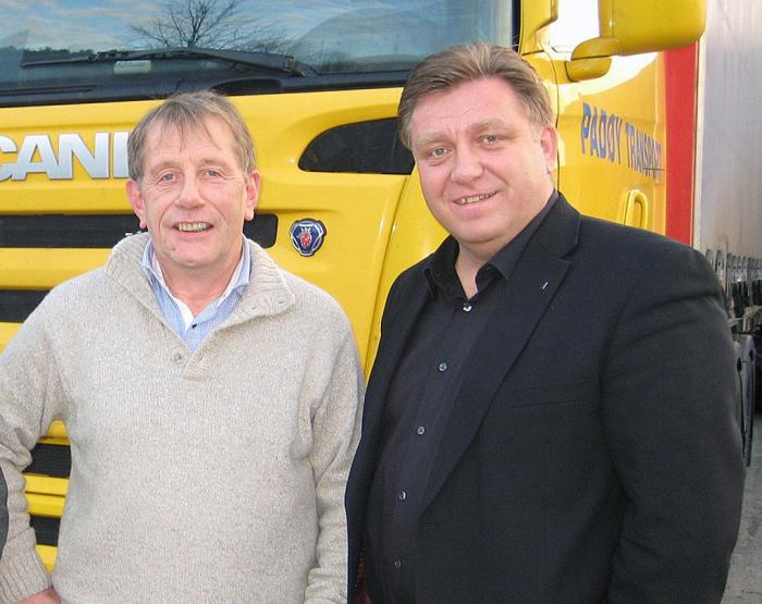 Willy Padøy (t.v.) er en av mange lastebileiere som stadig opplever dieseltyveri. Her med administrerende direktør i NLF, Geir A. Mo. Foto: Privat