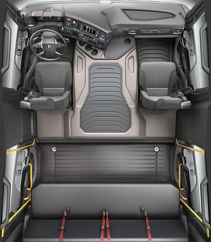 Førermiljøet er velkjent og Scania har satset mye på komfort og på sikkerhet. I tillegg er den innvendige plassen økt. Hytta på bildet er den nye CrewCaben som i første rekke er tiltenkt brannbiler. Foto: Scania