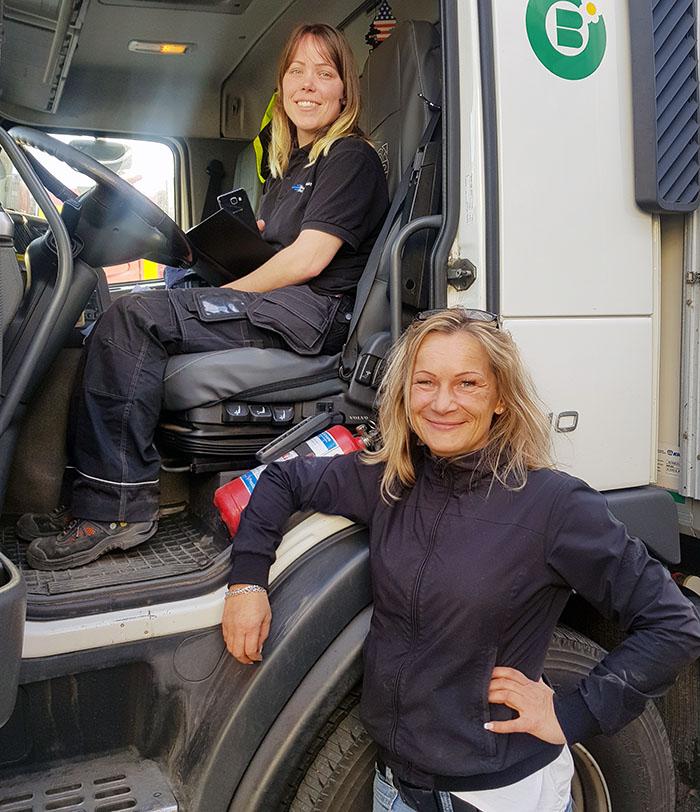Ida er godt i gang med å rekruttere flere jenter til både bedriften og næringen. Her sammen med sjåfør Monica Sandmo. Foto: Privat