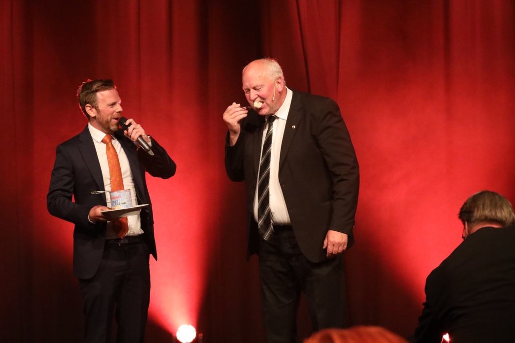 FISKEBOLLEAUKSJON: Forbundsleder, Tore Velten, auksjonerte vekk gaven fra NLF Rogaland, som var en boks med Bjellands fiskeboller, til 35.000 kroner. Pengene går til Kollegahjelpen. Det var, Sindre Svenheim i If, som vant auksjonen og fikk forbundslederen til å smake på fiskebollene under festmiddagen på lørdag.