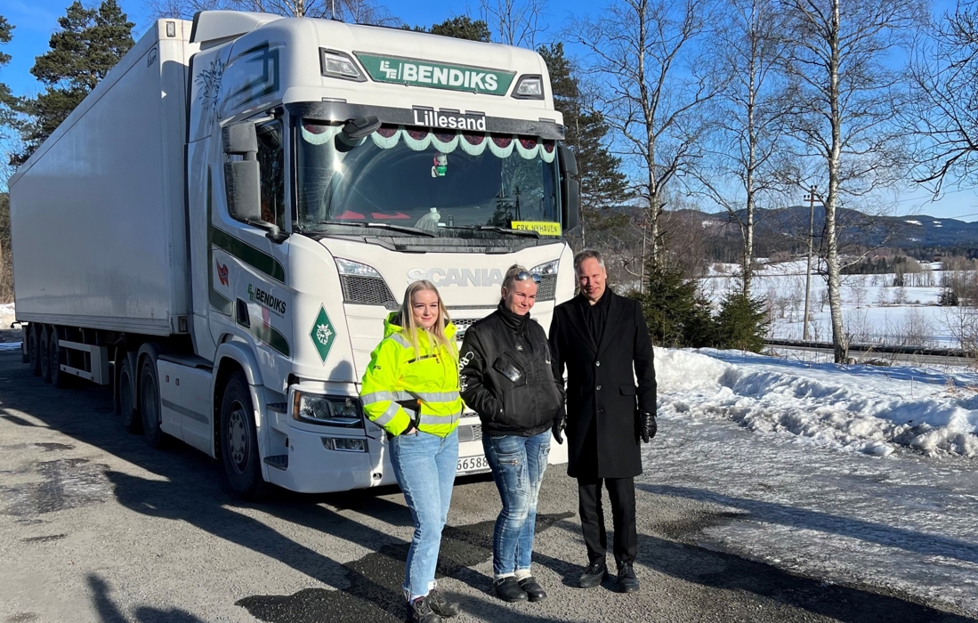 TRENGER FLERE KVINNER: Samferdselsminister, Jon-Ivar Nygård sammen med, Thea Heggen Rognstad, som kjører for Sigurd og Ola Grimstad og Elen Nyhaven (midten), som kjører for Bendiks Birkeland Transport.