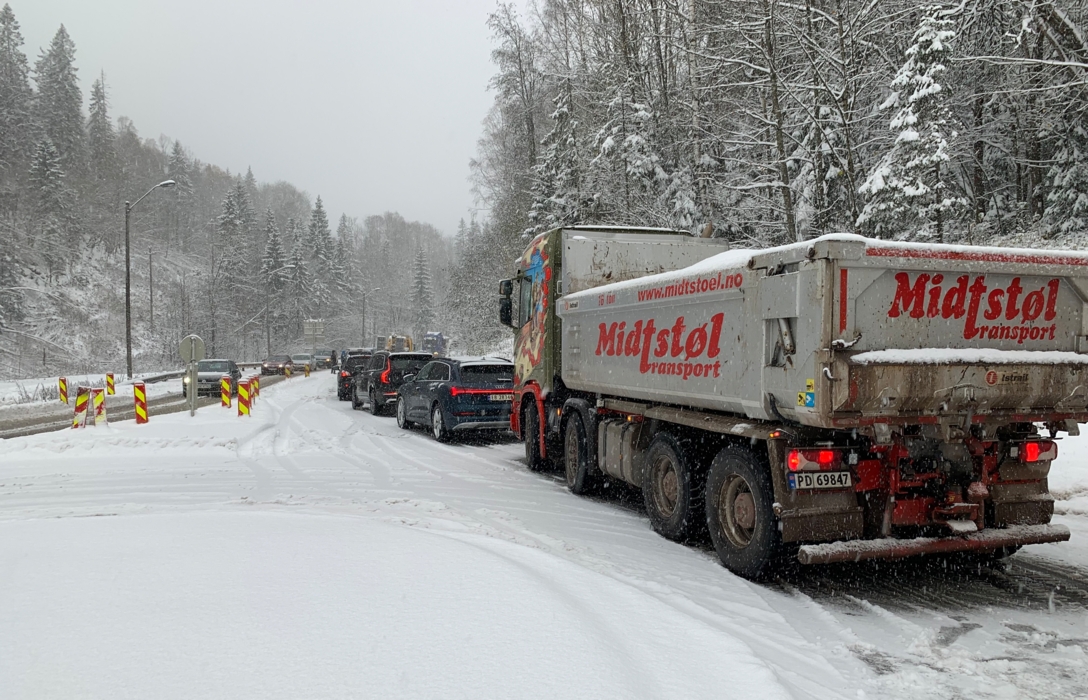 KAOS: Mandag sto køen bom stille opp mot Sollihøgda. Foto: Bjørn Ivar Gunhildgard