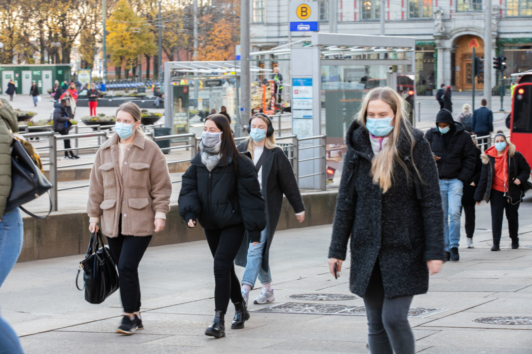 Munnbind, en-meter´n og andre koronatiltak er nok engang innført over hele landet. Foto: André Kjernsli