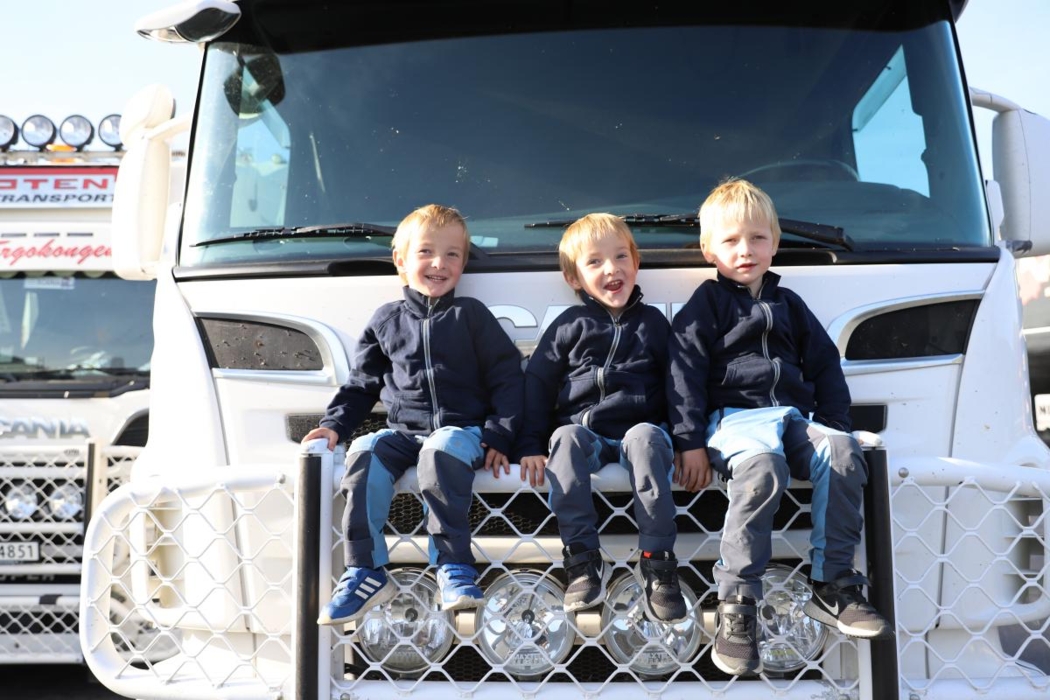Rekruttering til sjåføryrket er for tiden utfordrende, men disse tre karene ser ut til å ha bestemt seg for hva de skal gjøre i fremtiden. Foto: André Kjernsli