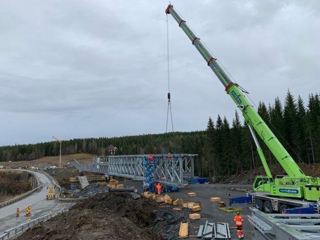 Monteringen av den nye brua er i gang