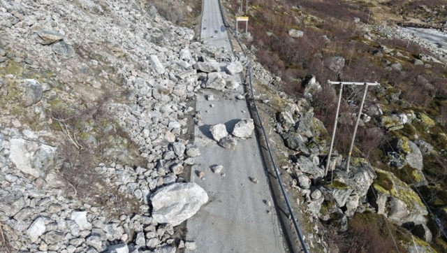 Nødløsning vurderes for nyttetransport etter ras på E10 i Lofoten