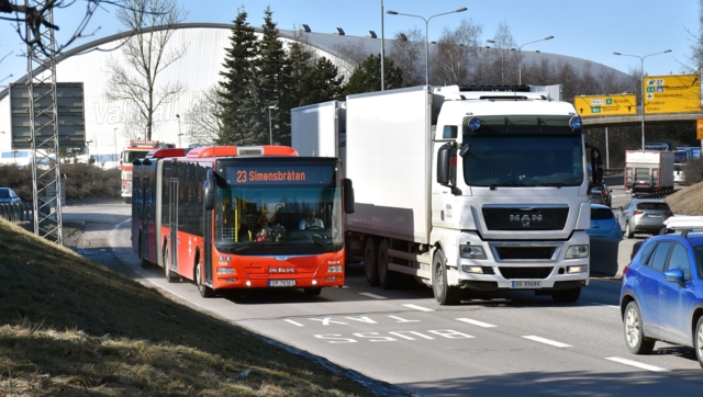 Kan slippe lastebilene til i kollektivfeltet 