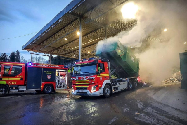 Kjørte bort brannen med lastebil