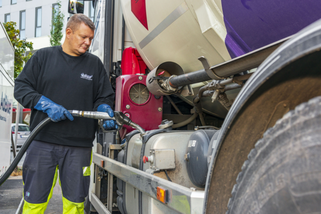 Flere land setter ned drivstoffavgiften: – Nå er det på tide at også norske myndigheter reagerer 