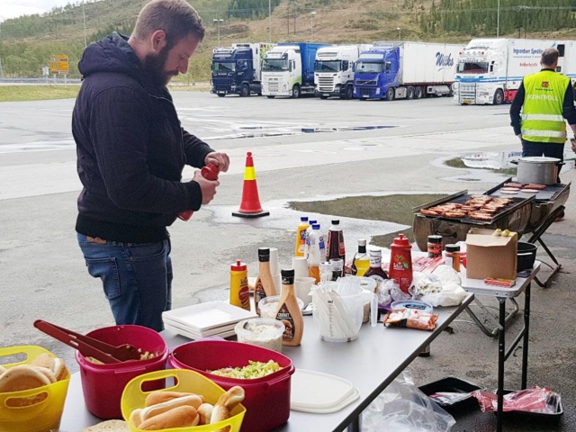 Fikk grillmat og sjokolade i stedet for kontroll