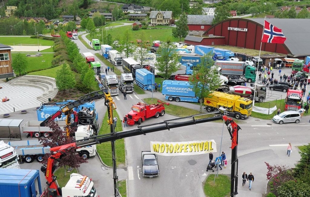 Lastebilfeiring mellom fjord og fjell