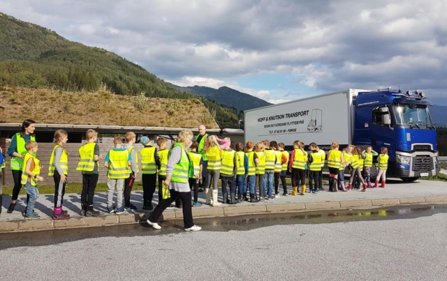 Alle disse barna står i lastebilens blindsone