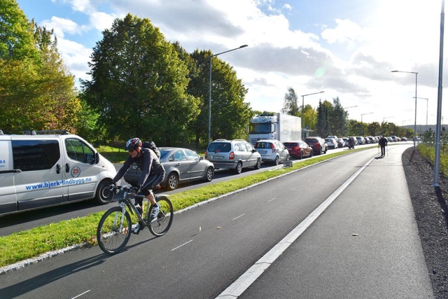 Dette skriver syklisten om lastebilene