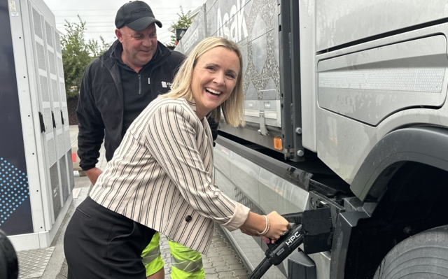 Åpnet Norges største ladestasjon for tungbil 