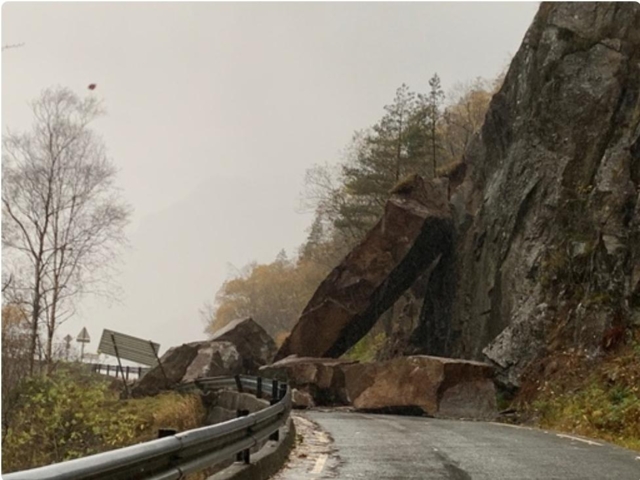 Steinras sperrer riksvei 13 i Suldal