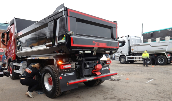 TØFF KONKURRANSE: Her kjempes det om å bli best i kjettingpålegging. Foto: Elisabeth Nodland