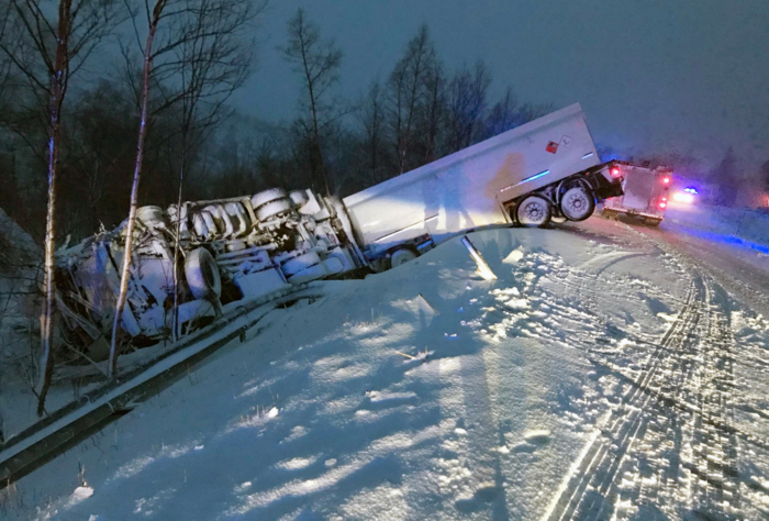 STEDET: Slik ble tankbilen liggende etter sammenstøtet. Foto: NRK /Scania
