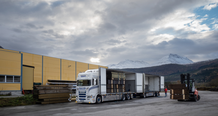 LEVERANSE: Her er det lossing av MøreRoyal-materialer i vakre Todalen. Foto: Jan Egil Sandstad