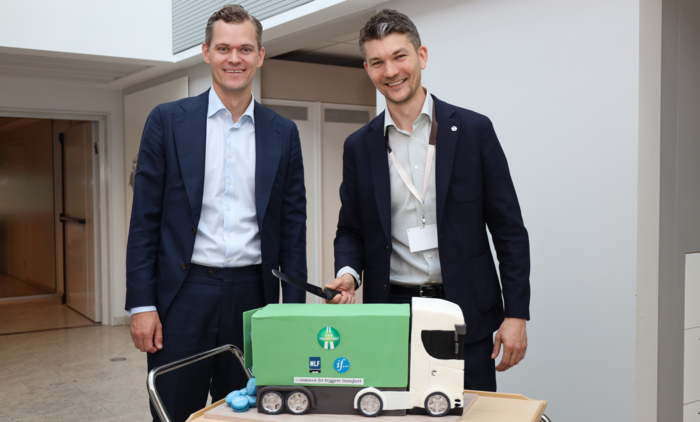 JUBILEUMSKAKE: Her står administrerende direktør i NLF, Knut Gravråk (t.h.), sammen med leder for bedriftsmarkedet hos If, Klas Svensson, med tidenes flotteste festkake. Foto: Elisabeth Nodland.