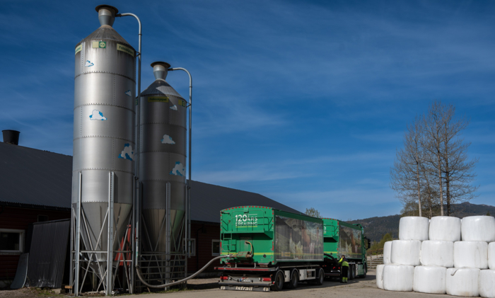 LEVERING: Kraftforet blåses inn i siloene