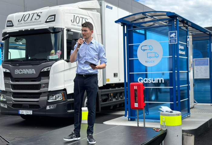 KRISTIANSAND: NLF-direktør Knut Gravråk holdt åpningstale for de vel 60 fremmøtte. Flere NLF-medlemmer var med for å få med seg åpningen av den nye fyllestasjonen for biogass. Foto: Reidar Retterholt