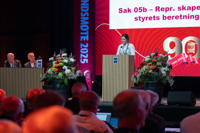 AKTIV MED I NLF: I 2024 ble Tiril valgt inn i styret i Valdres Lasebileierforening, hvor hun føler hun ble godt tatt imot. Her er Tiril på talerstolen under årets landsmøte på Storefjell