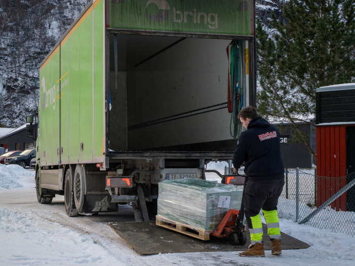 MANGE STOPP: Her leveres kopipapir til en skole. Foto: Jan Egil Sandstad