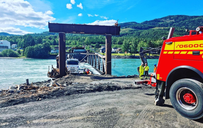 TUNGE TAK: Her dras lastebilen til Sigurd og Ola Grimstad AS av Tretten-Bru. Foto: Gudbrandsdal Bilberging