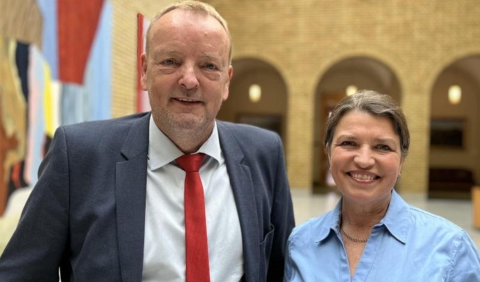 POLITISK GJENNOMSLAG: Terje Halleland (FrP) og Liv Kari Eskeland (H) loset tungbilkolonne trygt gjennom på Stortinget. Foto: Privat 