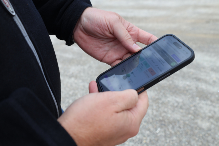 Frode Bjønnes har på rekordtid etablert et av landets mest fremtidsrettede ladeanlegg for tunge kjøretøy. Med en kombinasjon av solceller, batteribank og kraftige hurtigladere skal anlegget både kutte strømprisen og gjøre det enklere å velge grønn transport. Foto: Elisabeth Nodland