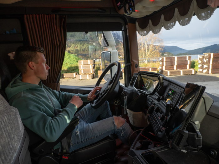 FLOTT FØRERHYTTE: Førerhytta er trailersjåførens «hjem», og det er viktig å trives der. Steffen har derfor investert litt ekstra for å gjøre førerhuset til sitt eget. Foto: Jan Egil Sandstad