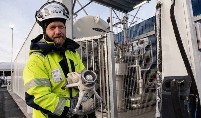 FLOTT ANLEGG: Rune Wiik Johansson, prosjektleder i Gasum, ved den nye biogass-stasjonen på Grønlia. Foto: HK Riise/Oslo Havn
