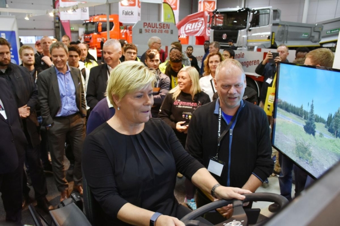 Finansminister Siv Jensen viste seg å være en særdeles stødig lastebilsjåfør - selv når utfordringene kom tette som hagl. Julianne Brox følger imponert med. Foto: Jan Egil Sandstad