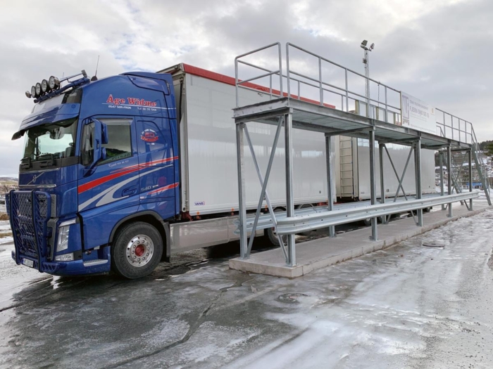 Det var Åge Widme som lanserte ideen om å gi bort en snøryddingsrampe. En av Åges biler var også med under åpningen. Foto: Eli Ramstad, Statens vegvesen.