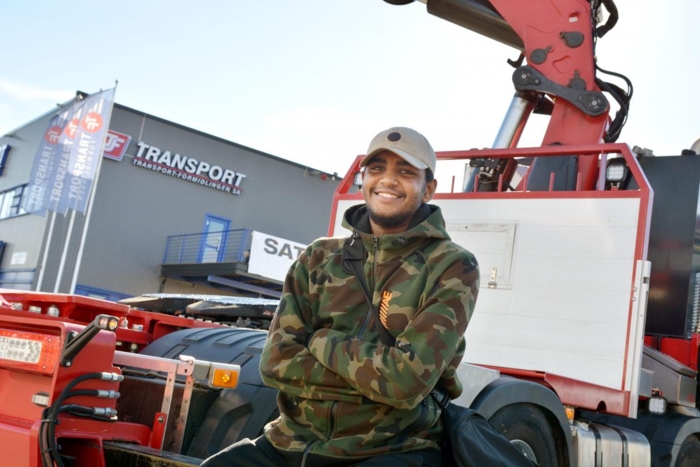 Shibab Mohamed (17) er sikker på en ting: Han vil drive med bil, store eller små. Foto: Lars Thorvaldsen